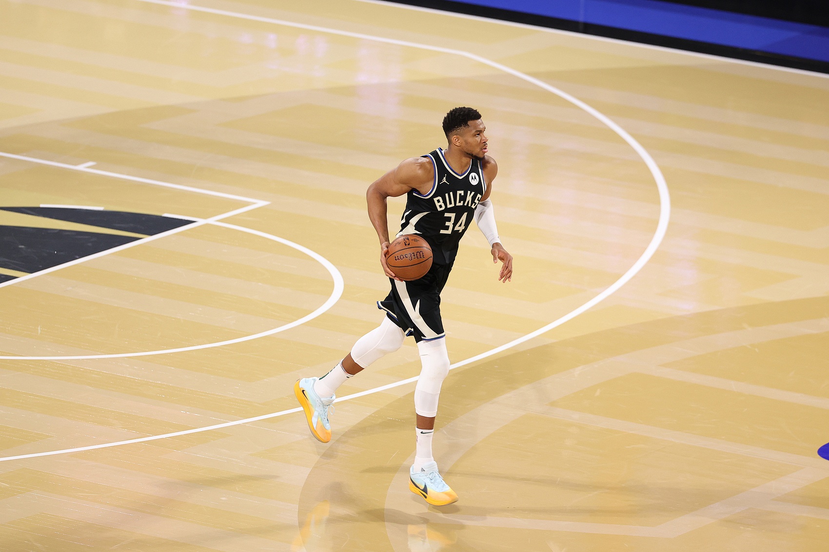 雄鹿勇夺胜利,字母哥高效得分稳操胜券(字母哥与雄鹿老板女儿) 雄鹿勇夺胜利,字母哥高效得分稳操胜券(字母哥与雄鹿老板女儿)